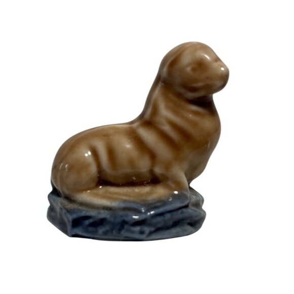 Wade Whimsies England Brown Seal Sea Lion Figurine On Blue Base Red Rose Tea 1.2 - Picture 1 of 4